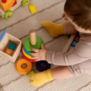 Un enfant joue avec des anneaux à empiler