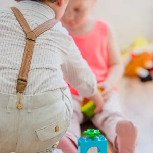 Deux enfants jouent ensemble